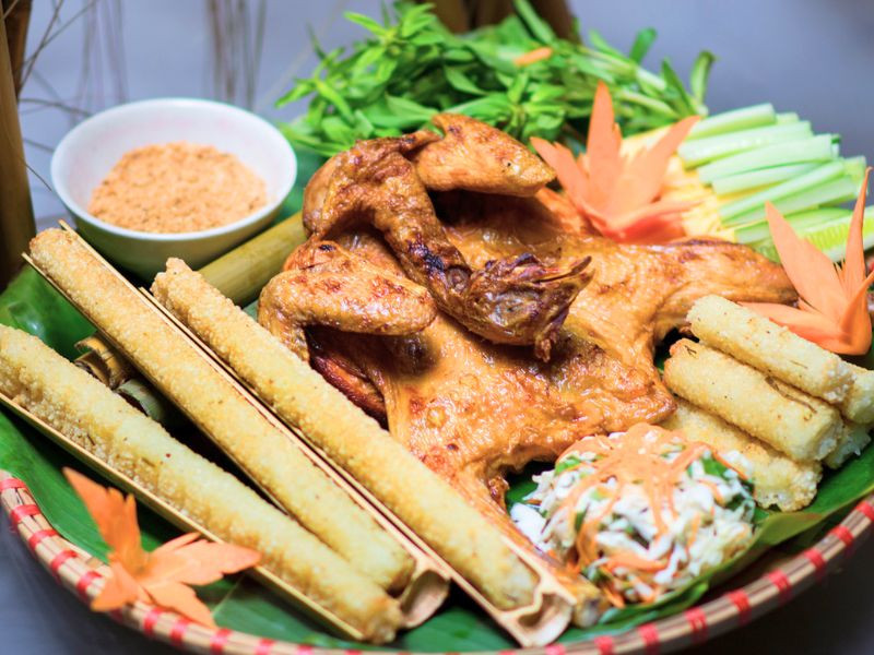 Thưởng thức gà nướng cơm lam